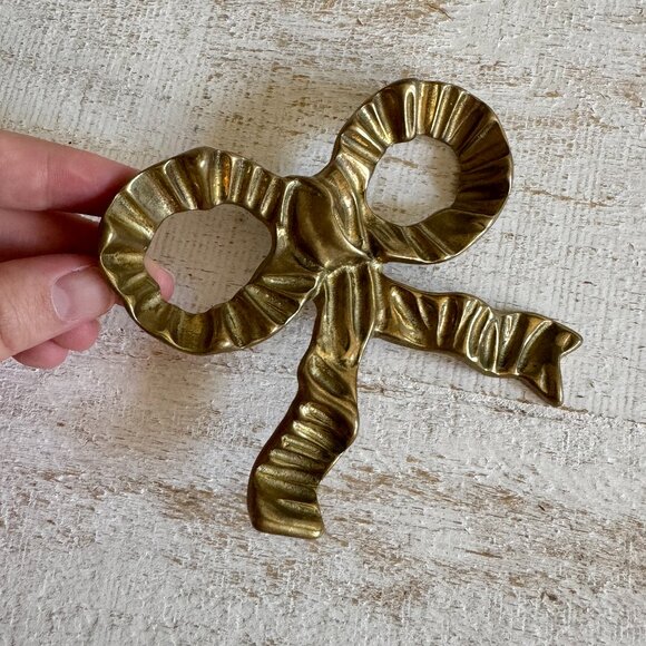Vintage Brass Bow Wall Art - Single Brass Wall Mounted Bow Decor - Picture 1 of 10